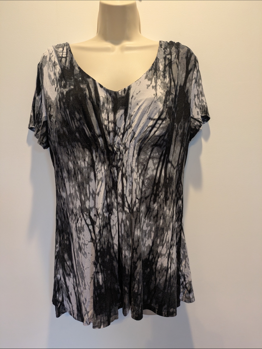 Daisy Fuentes Women's Black & White V-Neck Abstract Print Top Size L